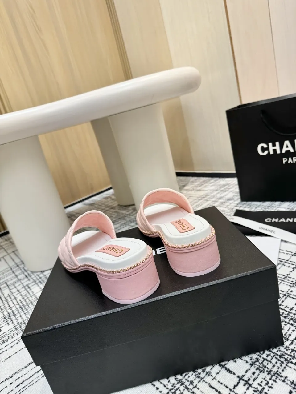 👟👟Ex-factory price 480👟👟 Top version Chanel Chanel - 2025 spring model, counter top double C sandals, this classic design; the extraordinary double C incorporates a variety of color elements... The diversified mix and match is very beautiful and versatile, very light on the foot, comfortable, super delicate and elegant, and can be used outdoors... ꫛꫀꪝ Go➫ Material: ❶Upper made of: Original imported sheepskin ❷Inner lining: Original sheepskin lining ❸Outsole based on: Original Italian genuine leather outsole Counter boutique packaging complete set for women 35–40 (customized for 41) 3 colors available (black, white, pink)